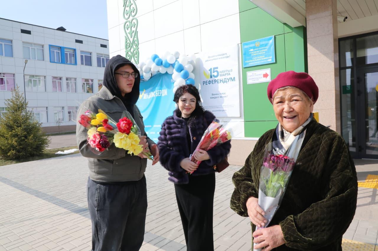 На некоторых участках референдума в Алматы женщинам дарили цветы