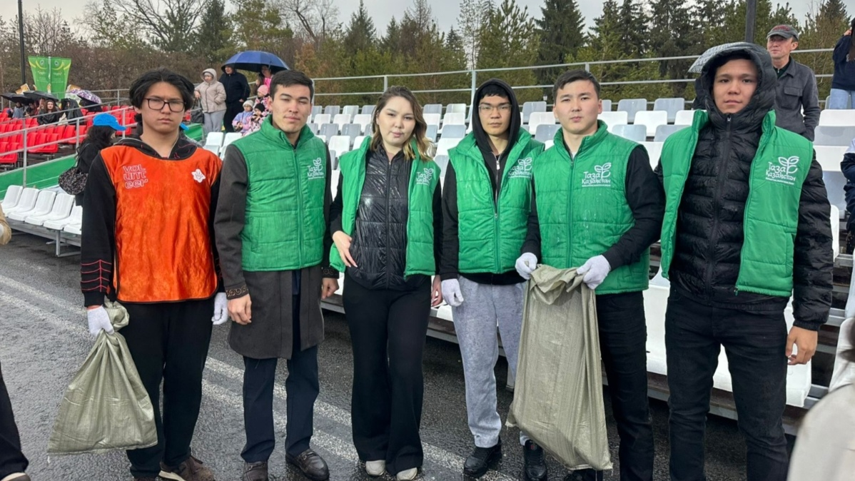 После концерта - за чистоту: волонтеры Алматы провели уборку на площади Астана