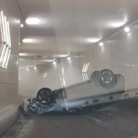 Автомобиль Changan перевернулся в тоннеле на улице Бараева в Астане
