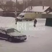 В Караганде женщина погибла от падения опоры освещения