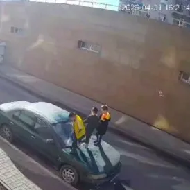 В Астане дети устроили погром припаркованного автомобиля